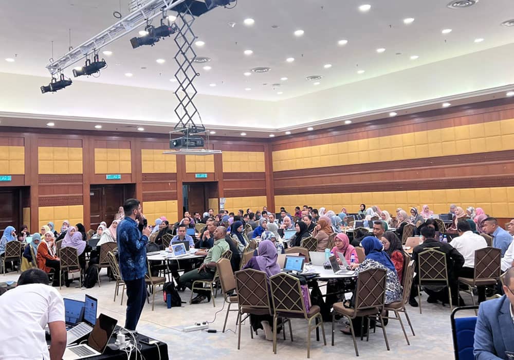 Seminar on Gen AI and Agentic AI for Public Service Officers. 170 officers from 28 ministries and agencies. Chamrun Digital in collaboration with the Ministry of Digital